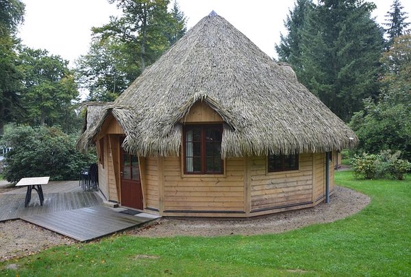 Qu'est-ce qu'une hutte et comment se différencie-t-elle d'une cabane ?