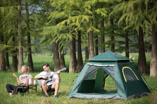 Découverte des équipements et des services en camping dans les cabanes