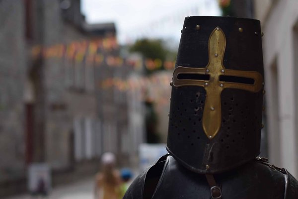Quels sont les avantages de passer ses vacances au Puy du Fou au camping Chausselière ?