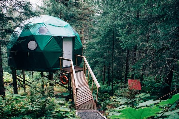 Quelles sont les locations insolites à découvrir dans un camping à Calvi ?