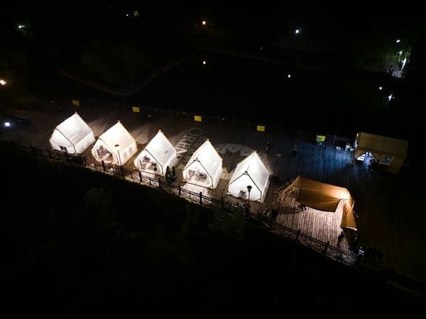 Quels sont les avantages de séjourner dans une tente dans un camping 5 étoiles en Ardèche ?