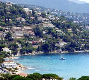 Top des campings proches du Lavandou, avec accès direct à la plage et activités pour toute la famille.